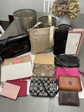Lot of 15Designer
Wallet ,crossbody,wristlets COACH,MK,KATE
SPADE,DOONEY &Bourke